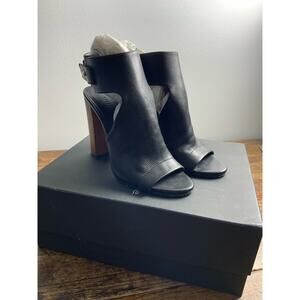 Vince Addie Cutout Leather Sandal‎ Black